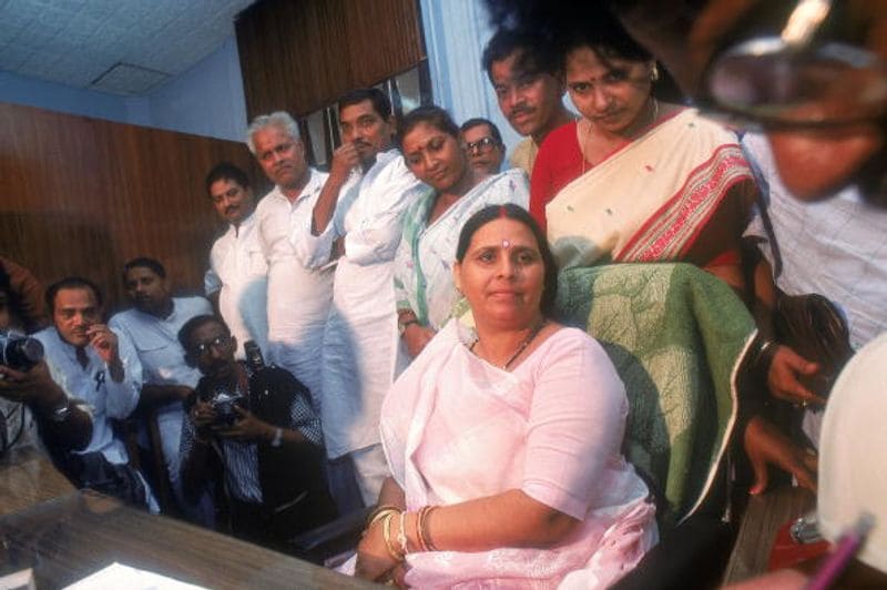 राबड़ी देवी का मुख्यमंत्री के तौर पर पहला कार्यकाल 1997 और 1999 के बीच था। इसके बाद राष्ट्रपति शासन लग गया। फिर, वो दूसरी बार 9 मार्च 1999 से 2 मार्च 2000 तक सीएम रही। इसके बाद सीएम के तौर पर उनका तीसरा कार्यकाल 11 मार्च 2000 से 6 मार्च 2005 तक रहा।
(फाइल फोटो)