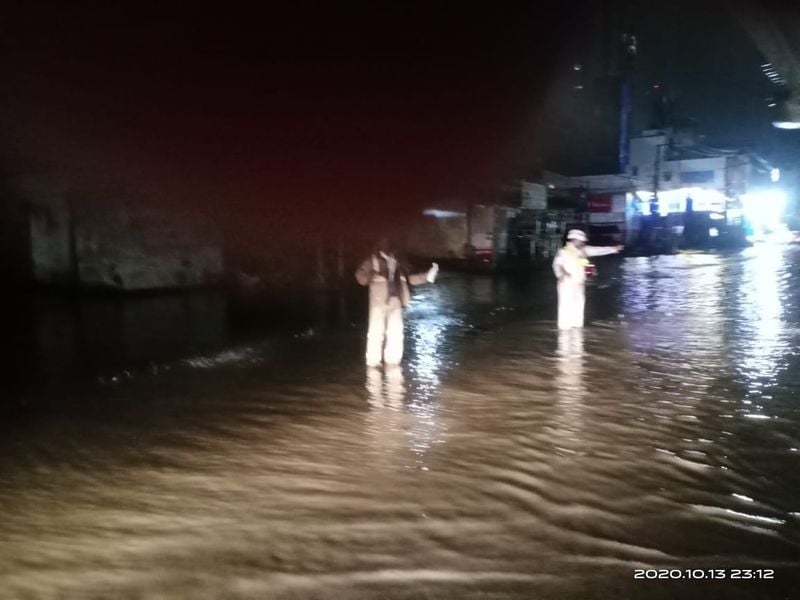 आंध्र प्रदेश के कृष्णा जिले में भी भारी बारिश के चलते बाढ़ जैसी स्थिति पैदा हो गई है।
