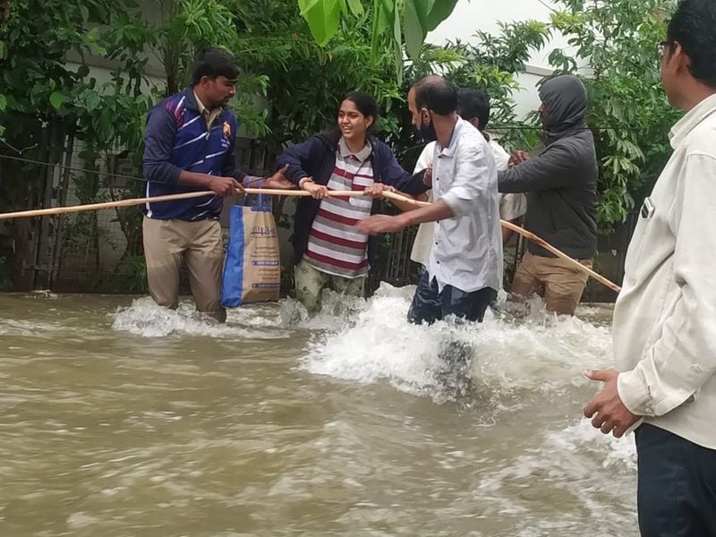 तेलंगाना सरकार ने गुरुवार तक सभी संस्थानों की छुट्टी का ऐलान किया है। मुख्यमंत्री चंद्रशेखर राव के आदेश पर मुख्य सचिव ने बाढ़ की स्थिति का जायजा लिया। 