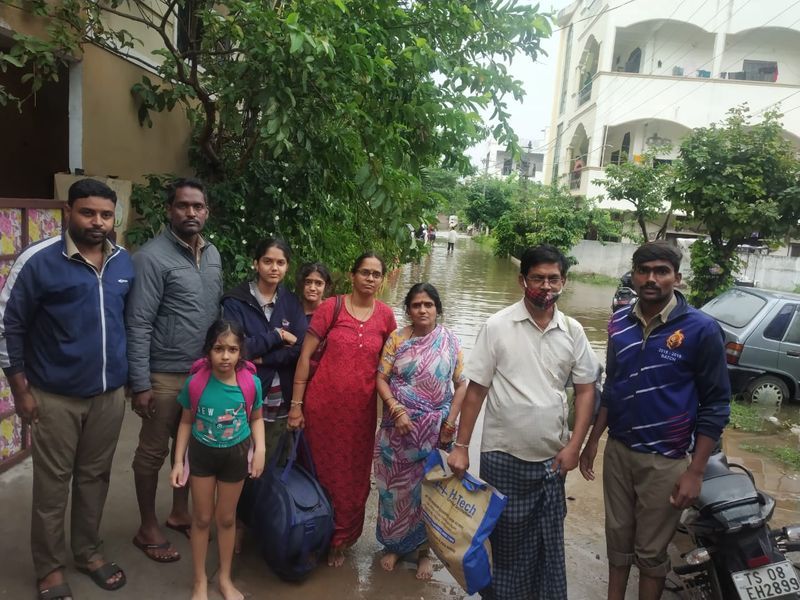 घरों में पानी भरने के बाद लोगों को पलायन करना पड़ रहा है।
