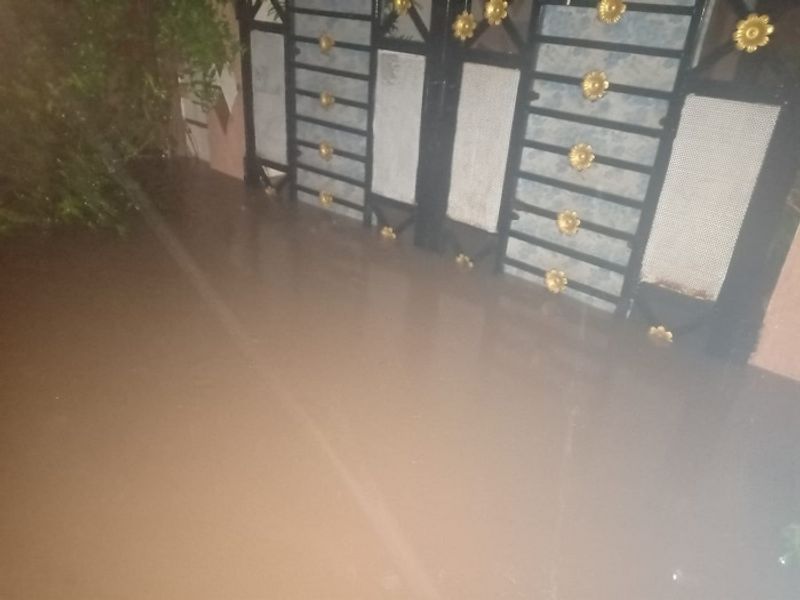 आंध्र प्रदेश के ईस्ट गोदावरी जिले में भारी बारिश के चलते बाढ़ जैसी स्थिति है। 