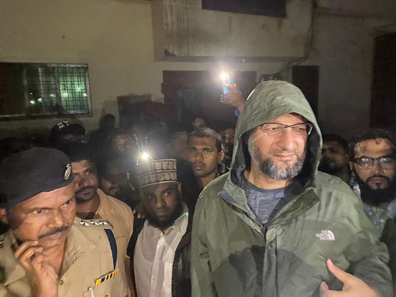 एआईएमआईएम चीफ असदुद्दीन ओवैसी ने छतों पर फंसे लोगों को बचाने के लिए सेना की मदद मांगी है। 