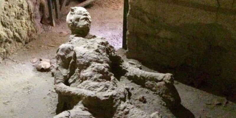tourist from canada steals artifacts from pompei and returns after 15 years citing curse