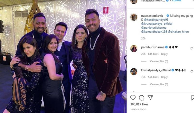 बता दें कि नताशा फिलहाल भारत में अगस्त्य के साथ ही हैं। उन्होंने सोशल मीडिया पर अपने पति और देवर-भाभी के साथ एक तस्वीर शेयर कर लिखा कि वो उन लोगों को काफी मिस कर रही हैं। 