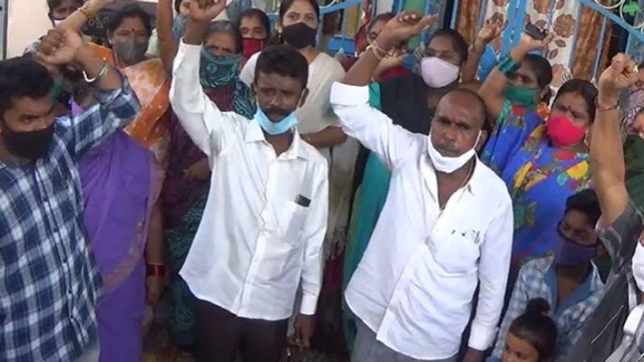 villagers protest against gas leak at Coromandel Fertilizers company in Visakhapatnam KSP villagers protest against gas leak at Coromandel Fertilizers company in Visakhapatnam KSP