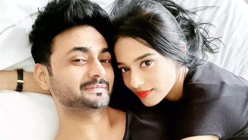 <p style="text-align: justify;"><br />
আনমোল ছবিটি শেয়ার করে ক্যাপশনে লিখেছেন, 'অমৃতার বীরকে ব্রেস্ট ফিডিং করানোই হল আমার কাছে সবচেয়ে সুন্দর দৃশ্য প্রতিদিনের। এটা এতটাই বাস্তব, এতটাই যাদুকরী এবং এতটাই কঠিন দায়িত্ব যা কিনা ঐশ্বরিক। অমৃতা মুখে হাসি নিয়ে দিন-রাত এটাই করে চলেছে'।</p>