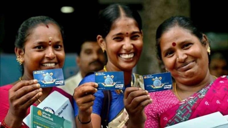 कहां खुलवाया जा सकता है यह खाता
जनधन खाता किसी भी सरकारी यानी राष्ट्रीयकृत बैंक में खोला जा सकता है। यह खाता पोस्ट ऑफिस में भी खोला जा सकता है। अगर आपका कहीं कोई खाता नहीं है, तो प्राइवेट बैंकों में भी जनधन खाता खोलने की सुविधा मुहैया कराई गई है।
(फाइल फोटो)
