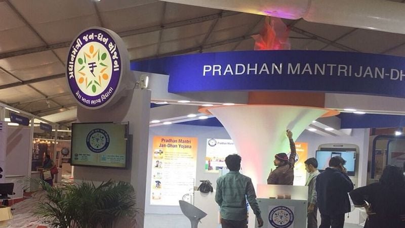 खाता खोलने के लिए इन डाक्यूमेंट्स की होगी जरूरत
जनधन खाता खोलने के लिए आधार कार्ड, पासपोर्ट, ड्राइविंग लाइसेंस, पैन कार्ड, वोटर कार्ड, NREGA जॉब कार्ड में से किसी एक का होना जरूरी है। अगर ये डॉक्युमेंट नहीं हैं, तो किसी गैजेटेड सरकारी अधिकारी का अथॉरिटी लेटर होना चाहिए। इसमें आवेदक का नाम, पता और आधार कार्ड नंबर लिखा होना चाहिए। इसके अलावा इस पर खाता खुलवाने के लिए आवेदक का अटेस्टेड फोटो भी लगा होना चाहिए।
(फाइल फोटो)
