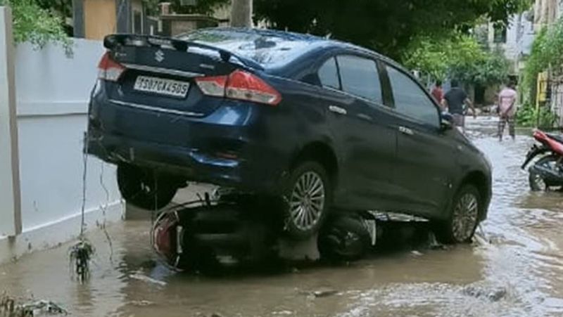 लगातार हो रही बारिश और जलभराव से वाहनों को भी काफी नुकसान पहुंचा। 