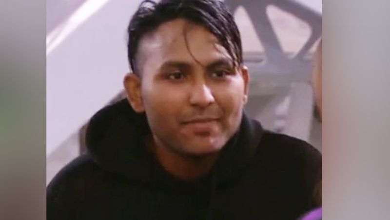 जान कुमार सानू ने भी अपनी ओर से सीनियर्स को खुश करने की पूरी कोशिश की। गौहर ने उन्हें क्लीव शेव होने को कहा, जिसके बाद जान ने अपनी दाढ़ी और मूंछ पूरी तरह शेव कर लिया। इससे पहले भी वो घर के अंदर आने के लिए मोहोक कट हेयरस्टाइल करवा चुके हैं।