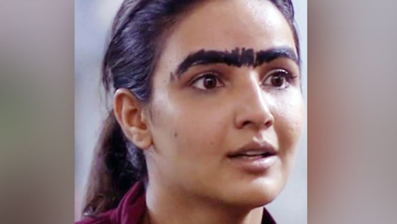 जैस्मिन भसीन को भी गौहर ने लड़कों की तरह आई ब्रो बनाने को कहा। इस पर जैस्मिन ने सीनियर के ऑर्डर को फॉलो करते हुए अपनी आईब्रोज लड़कों की तरह बनाए।