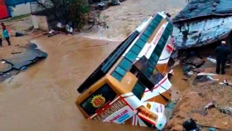 बारिश के चलते सड़क बहने के चलते बस पलट गई। 