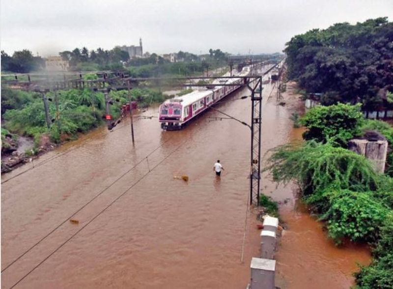 लगातार हो रही बारिश के चलते हैदराबाद में मेट्रो सेवा भी ठप हो गई। 
