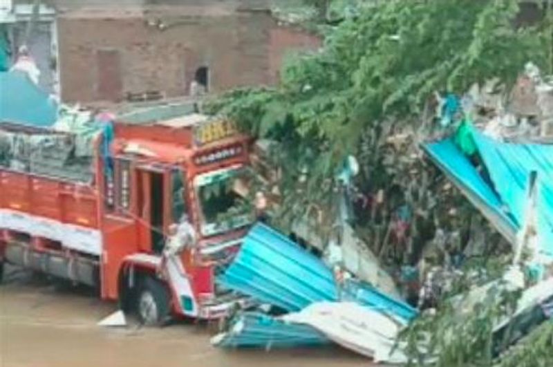 बारिश के अलावा तेज तूफान से भी काफी नुकसान पहुंचा है। 