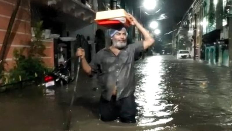 जलभराव के कारण मंगलवार रात लोग सुरक्षित स्थान की तलाश में भटकते दिखे। 