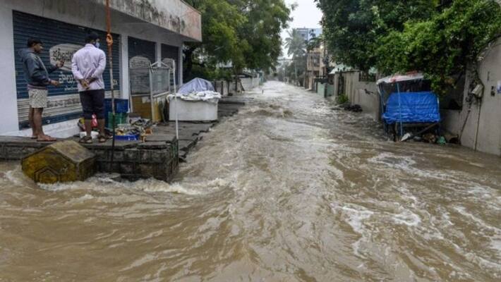 Extreme low pressure, rainfall 25 deaths in Hyderabad and Andhra Pradesh Extreme low pressure, rainfall 25 deaths in Hyderabad and Andhra Pradesh