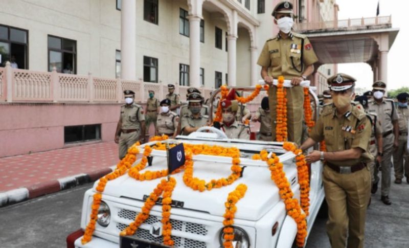 दरअसल, पुलिस महानिदेशक भूपेन्द्र सिंह ने करीब 20 दिन पहले वीआरएस के लिए अप्लाई किया था। आज उनका पुलिस विभाग में आखिरी दिन था। इस दौरान पुलिस के जवानों ने इस अधिकारी को गार्ड ऑफ ऑनर के साथ विदा किया। बता दें कि भूपेन्द्र सिंह महानिदेशक पद पर रहते हुए राज्य में कानून व्यवस्था बनाने का काम किया। इसके साथ ही बढ़ते अपराध पर भी लगाम लगाई।
