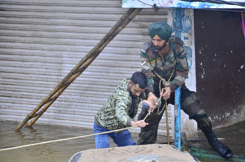 heavy rain lashes at Hyderabad In Pics rbj