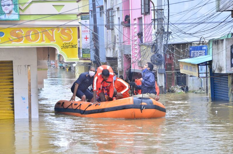 heavy rain lashes at Hyderabad In Pics rbj