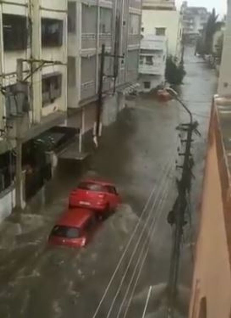 heavy rain lashes at Hyderabad In Pics rbj