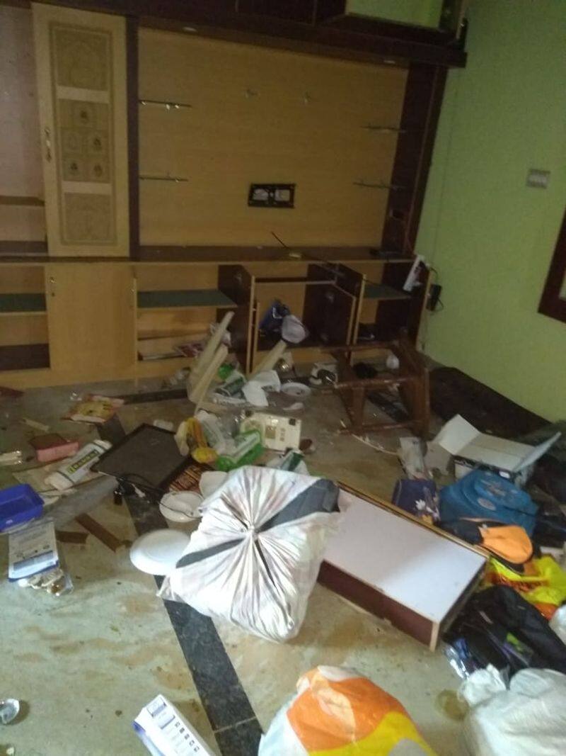 Madurai Double murder case .. Panchayat secretary's house smashed by gang .. 20 people charged