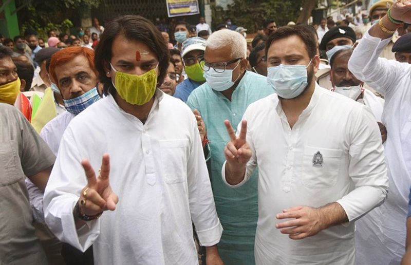 मैदान में है लालू के दोनों लाल
आरजेडी दूसरे चरण में अपने 56 सीटों पर उम्मीदवार उतारे हैं। इसी चरण में महागठबंधन की ओर से सीएम फेस तेजस्वी प्रसाद यादव राघोपुर और तेज प्रताप हसनपुर से चुनाव लड़ रहे हैं।