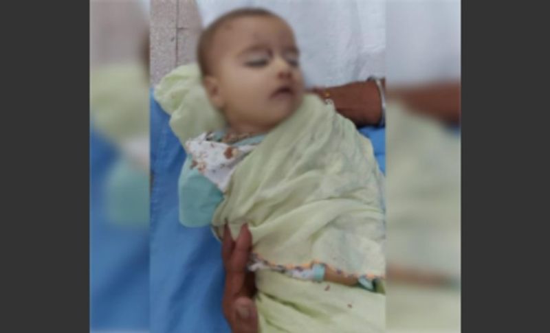 आरोपी ने अपने ससुर और पत्नी को फावड़े से मारा, जहां महिला की बाजू टूट गई तो वहीं ससुर बेसुध हो गए। पुलिस ने आरोपी के खिलाफ हत्या का केस दर्ज कर उसकी तलाश शुरू कर दी है।