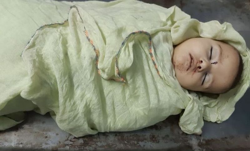 पीड़ित महिला ने बताया कि जब कभी मैं युवती का विरोध करती तो वह मेरे साथ मारपीट करने लगता। मंगलवार रात को भी हम दोनों के बीच विवाद हुआ था। इस दौरान उसने सोते में अपनी बेटी को गोद में उठाकर पहले उसको दुलार किया सीने से लगाया। फिर अचानक उसने बच्ची की टांगे पकड़कर उसे घर की दीवार पर दे मारा।
