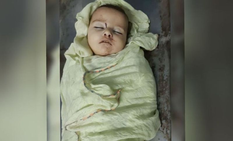 दरअसल, यह मामला बठिंडा जिले के आदमपुरा गांव से सामने आया है, जहां जगदीश सिंह नाम के युवक ने अपनी बेटी को मौत की नींद सुला दिया। बताया जाता है कि युवक ने एक विदेशी महिला के साथ अवैध संबंधों के चलते इस घटना को अंजाम दिया है। आरोपी की पत्नी ने बताया कि घटना वाली रात उसका पति के साथ उस महिला को लेकर विवाद हो रहा था। इसी दौरान जगदीश के सिर पर इतना गुस्सा सवार हो गया कि उसने सो रही 6 माह की बेटी को उठाया और दीवार पर दे मारा। जिससे मासूम की मौके पर ही मौत हो गई।