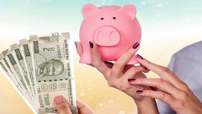 कब से शुरू करना चाहिए निवेश
रिटायरमेंट तक बड़ा फंड जुटाने के लिए 25 से 30 साल की उम्र से ही पीपीएफ (PPF) में निवेश शुरू कर देना चाहिए। इस स्कीम में 15 वर्ष की मेच्योरिटी पीरियड के लिए 7.1 फीसदी की औसत दर से रिटर्न मिलता है। अगर कोई हर साल 1.5 लाख रुपए पीपीएफ (PPF) में निवेश करता है तो महीने के हिसाब से 12,500 रुपए जमा करना होगा। ऐसे में, 7.1 फीसदी औसत ब्याज दर पर 15 साल के बाद मेच्योरिटी राशि 40,68,210 रुपए होगी , जबकि कुल निवेश की गई राशि 22.5 लाख रुपए होगी।
(फाइल फोटो)

