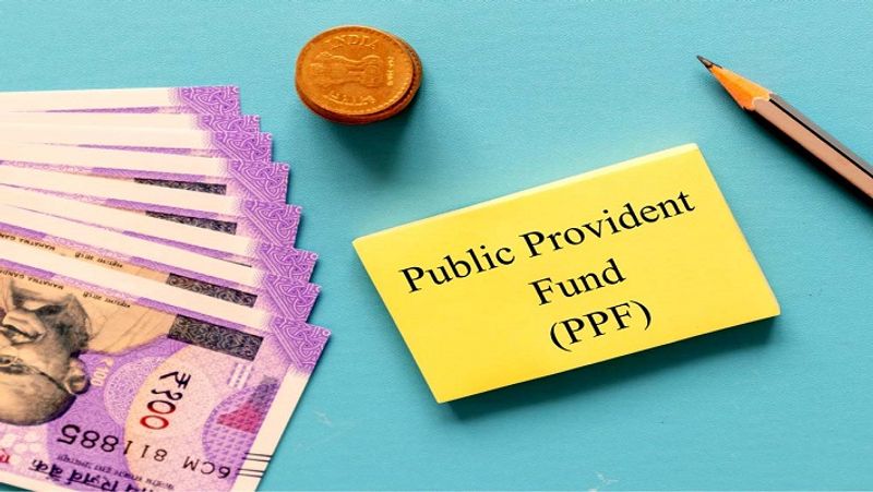 ऐसे बन सकता है 1 करोड़ का फंड
अगर कोई पीपीएफ अकाउंट में मेच्योरिटी के बाद निवेश का पीरियड 2 बार आगे बढ़ाता है, तो 25 साल तक हर साल 1.5 लाख रुपए का निवेश करना होगा। पूरी अवधि के लिए ब्याज की दर 7.1 फीसदी पर स्थिर रहने पर मेच्योरिटी राशि 1,02,40,260 रुपये होगी, जबकि कुल निवेश की गई राशि होगी 55.68 लाख रुपए होगी। इस पर 46.72 9. लाख रुपए सिर्फ ब्याज के रूप में मिलेंगे। इस पर कोई टैक्स नहीं देना होता। इस तरह 25 साल बाद 1 करोड़ से ज्यादा का फंड बन सकता है।
(फाइल फोटो)
