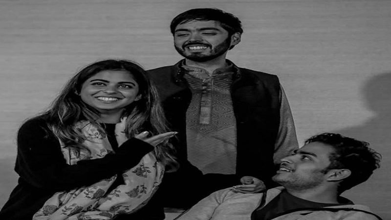 अपने दोनों भाइयों आकाश और अनंत अंबानी के साथ ईशा अंबानी। ब्लैक एंड वाइट पिक में भाई-बहनों का यह अंदाज बेहद ही खास है। यह बेहद खुशनुमा पलों की तस्वीर है।