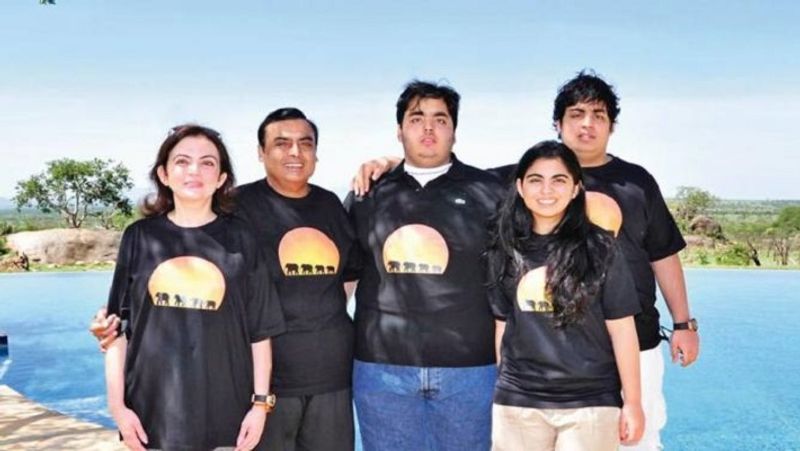 इस तस्वीर में पूरी अंबानी फैमिली एक साथ दिख रही है। यह तब की तस्वीर है, जब ईशा अंबानी और अनंत अंबानी की शादी नहीं हुई थी। 