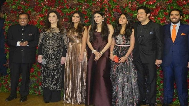 इस तस्वीर में मुकेश अंबानी, नीता अंबानी, आकाश अंबानी और उनकी पत्नी श्लोका मेहता के साथ अनंत अंबानी और उनकी गर्लफ्रेंड राधिका मर्चेंट भी साथ दिख रही हैं। 