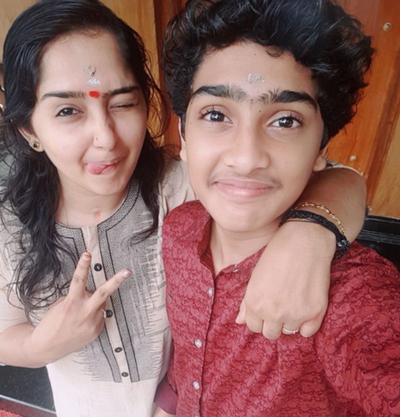 ആ സമയത്ത് ഞാൻ എല്ലാ കാര്യങ്ങളും പങ്കുവെച്ചിരുന്നത് എന്റെ അനിയനോടാണ്. ഡോക്ടറുടെ അടുത്ത് പോയതും ആത്മഹത്യാ ചിന്തകളുണ്ടായതുമൊക്കെ അവനോട് പറഞ്ഞിട്ടുണ്ട്. എന്നെ പിടിച്ചുനിര്ത്തിയൊരു ഫാക്ടര് അവനാണ്. ഞാൻ പോയാല് അവനാര് എന്ന ചിന്തയാണ് ആത്മഹത്യ ചെയ്യണമെന്ന പ്രേരണയില് നിന്ന് എന്നെ പിന്തിരിപ്പിച്ചത്.