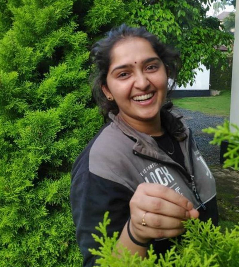 കൊവിഡിന്റെ തുടക്കസമയം എല്ലാം കൊണ്ടും എനിക്ക് വളരെ ബുദ്ധിമുട്ടേറിയ സമയമായിരുന്നു. വ്യക്തിപരമായും തൊഴില്പരമായും ഒക്ക എന്റെ ചിരി ഇല്ലാതായ ദിവസങ്ങളായിരുന്നു. എന്റെ ഉള്ളിലെ ഇരുട്ടും പേടിപ്പെടുത്തുന്ന നിശബ്ദതയും ഒക്കെ ആരോട് പറയുമെന്നോ എങ്ങനെ പറയുമെന്നോ അറിയില്ലായിരുന്നു. പക്ഷേ അത്തരം അനുഭവങ്ങളിലൂടെ ഞാൻ വളരുകയായിരുന്നു. ഡിപ്രഷൻ, പാനിക്ക് അറ്റാക്ക്, എല്ലാം ഉണ്ടായിട്ടുണ്ട്. ആരാടും സംസാരിക്കാൻ തോന്നിയിരുന്നില്ല. പത്യേകിച്ച് ഒന്നിനോടും താല്പര്യം തോന്നാത്ത അവസ്ഥ. ഒരു ഘട്ടത്തില് എന്തെങ്കിലും തെറ്റ് ചെയ്തു പോയേക്കുമോ എന്നു പോലും ഭയപ്പെട്ടു. ആത്മഹത്യ ചിന്തകള് എന്നെ അലട്ടിക്കൊണ്ടിയിരുന്നു.