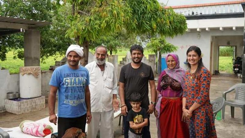 रामदे के बुजुर्ग माता-पिता गांव में ही रहते थे। उनके स्वास्थ्य को लेकर उन्हें अकसर चिंता होती थी। आखिरकार उनकी फिक्र और अपने गांव में ही रहकर खेती-किसानी करने की ललक दम्पती को अपने देश खींच लाई। आगे पढ़ें इसी किसान दम्पती की कहानी...