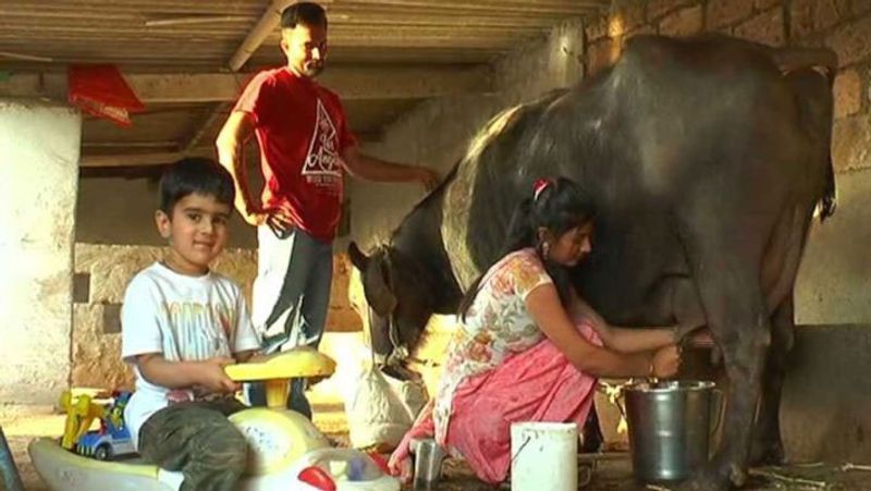 यह और बात है कि जब यह दम्पती गांव लौटा, तो लोगों ने हंसी उड़ाई। भारती तब ब्रिटिश एयरवेज में एक प्रशिक्षु एयर होस्टेस के रूप में कार्यरत थीं। वहीं, रामदे एक मल्टीनेशनल कंपनी में मैनेजर। दम्पती 2015 में लंदन छोड़कर गांव लौट आया। आगे पढ़ें इसी किसान दम्पती की कहानी...