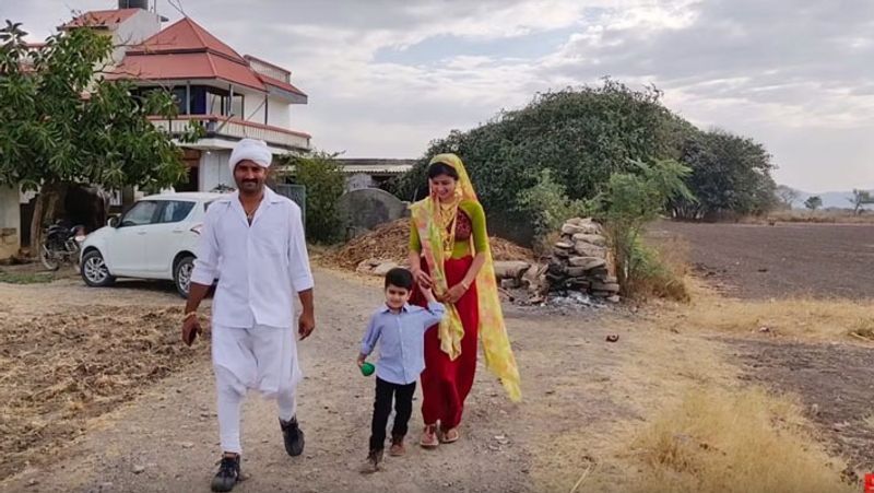 रामदे और भारती खुद अपने खेतों को संभालते हैं। वे जैविक तरीके से मूंगफली, जीरा, धनिया, तिल, ज्वार और पशुओं के लिए चारा उगाते हैं। आगे पढ़ें इसी किसान दम्पती की कहानी...