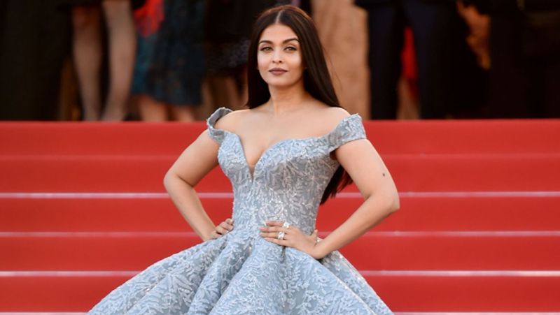 दरअसल, इस इवेंट को ध्यान में रखते हुए उन्होंने दुबई बेस्ड फैशन डिजाइनर माइकल सिन्को का डिजाइन किया हुआ डिस्नी प्रिंसेस वाला आइस ब्लू गाउन पहना था, जो डिजाइनर की ड्रीम थीम कलेक्शन को ध्यान में रखकर डिजाइन किया गया था। 