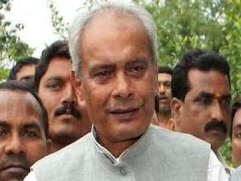 आरजेडी के सांसद रह चुके बाहुबली प्रभुनाथ सिंह इन दिनों जेल में सजा काट रहे हैं। उनकी जगह आरजेडी ने उनके बेटे रणधीर सिंह को चुनाव मैदान में उतारा है। वो छपरा विधानसभा सीट से चुनाव लड़ रहे हैं।
(फोटो में प्रभुनाथ सिंह)