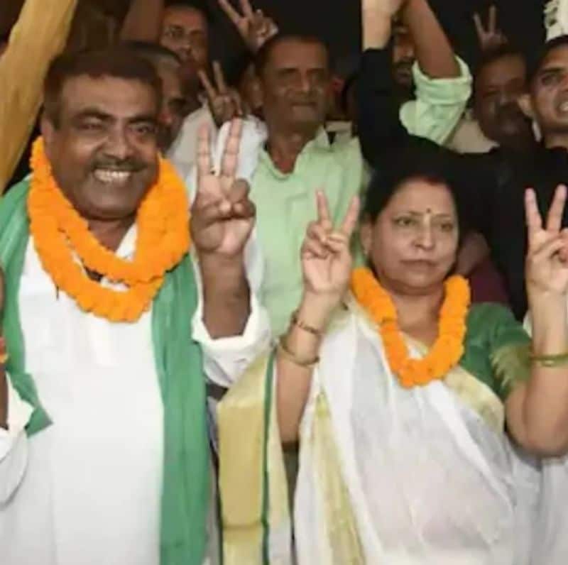 रामा सिंह और रीतलाल की भी दांव पर है प्रतिष्ठा
जेडीयू से ही शेल्टर होम कांड के बाद मंत्री की कुर्सी गंवाने वाली मंजू वर्मा भी इसी चरण में चेरिया बरियारपुर से चुनाव लड़ी रही हैं। हरनौत से पूर्व मंत्री हरिनारायण सिंह हैं मैदान में हैं, जबकि दानापुर से रीतलाल यादव और महनार से रामा सिंह की पत्नी वीणा देवी को टिकट दिया है।
(फोटो में रामा सिंह और उनकी पत्नी वीणा देवी)