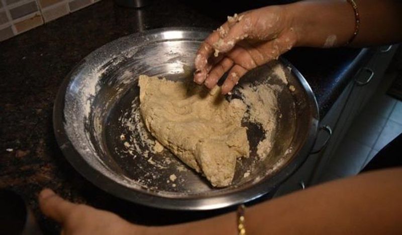 जब हम आटे में पानी मिलाते हैं तब उसके अंदर कुछ केमिकल बदलाव आते हैं। ऐसे में अगर तुरंत उसकी रोटी बनाकर खा लिया जाए, तो उससे सेहत पर कोई बुरा प्रभाव नहीं पड़ता।
