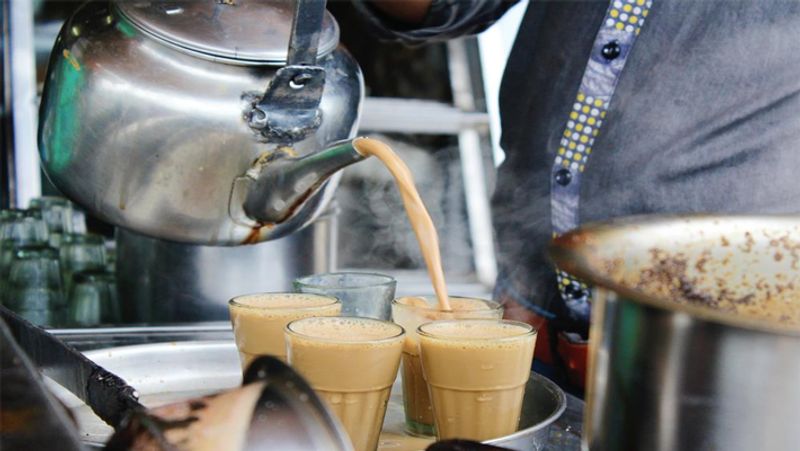 चाय
भारत के हर गल्ली-नुक्कड़ पर मिलने वाली चाय (Tea) भी विलायती ही है। चाय पीने का कल्चर वास्तव में चीनियों ने भारत में लाया था। लेकिन अब एक दिन में भारतीय चीनियों की तुलना में ज्यादा चाय पीते हैं और भारत चाय के सबसे बड़े उत्पादक भी हैं।