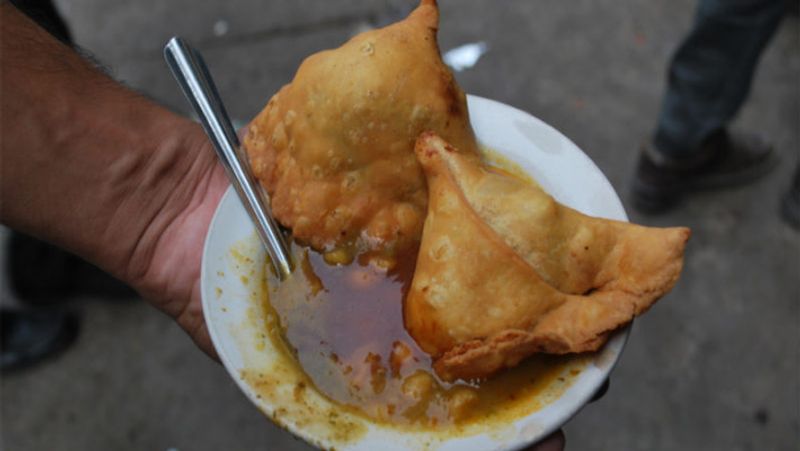 समोसा
ये सुनने में आपको आश्चर्य होगा कि भारत में 6-7 रुपए में मिलने वाला समोसा (Samosa) वास्तव में एक मिडिल इस्टर्न डिश है। समोसे को ईरान के एक विद्वान ने भारत में लाया था और उसे सम्बोसा के नाम से जाना जाता था। यह अब भारत में इतना खाया जाता है जितना कि ईरान में भी नहीं खाया गया।