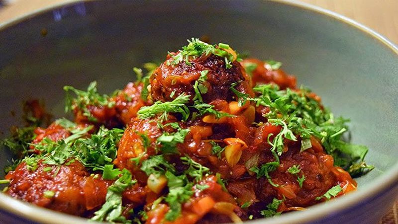 मंचूरियन
यह चाइनीज डिश नूडल्स के अलावा भारते में सबसे ज्यादा पसंद की जाने वाली डिश में से एक है। मंचूरियन (Manchurian) वास्तव में चीन के एक स्थान का नाम है जहां इसका आविष्कार किया गया था। 