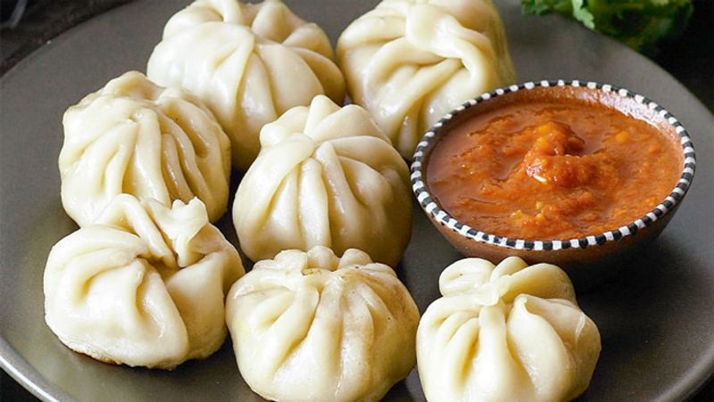 मोमोज
दिल्ली की गलियों से लेकर पूरे भारत में मोमोज (Momos) की कई तरह की वैराइटी मिलती हैं। किसी को स्टीम मोमो पसंद होते है तो किसी को तंदूरी। लेकिन ये फूड सबसे ज्यादा नेपाल और चाइना में खाया जाता है, जिसे चीन में (Dumplings) कहते है।