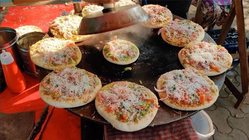 पिज्जा
यह (Pizza) माउथवॉटर डिश जिसे बच्चों से लेकर बड़े तक सभी पसंद करते है। ये एक इटालियन डिश है। लेकिन भारत में ये बहुत पॉपुलर है।
