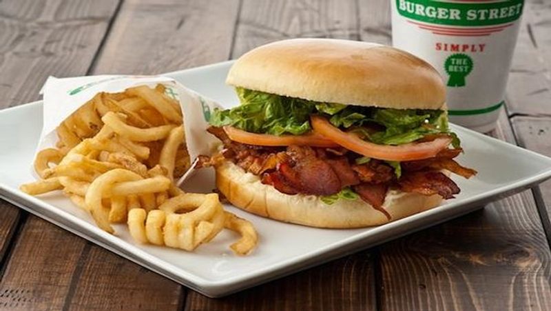 बर्गर
बर्गर (Burger) चाहें मैकडॉनल्ड का हो या ठेले का, स्वाद में एक नंबर होता है। ये एक ऐसी डिश है जिसमें एक कटलेट होता है जिसे बन्स के बीच में रखा जाता है और अंदर स्वादिष्ट मेयोनेज़ ,सब्जियां और चीज होती है। बता दें कि यह एक अमेरिकी डिश है और अब भारत में भी बहुत मशहूर है।