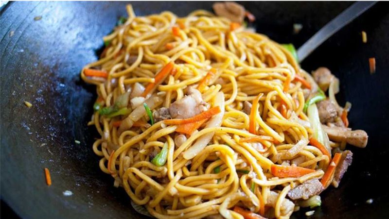 नूडल्स
हर कोई जानता है कि नूडल्स (Noodles) वास्तव में चीन से हैं। लेकिन चाइना में मिलने वाले नूडल्स भारत के देसी चाइनीज से कहीं ज्यादा अलग है। स्ट्रीट पर मिलने वाले नूडल्स बहुत तीखे और मजेदार होते है, जबकि चीन में ये बिलकुल फीके परोसे जाते हैं।